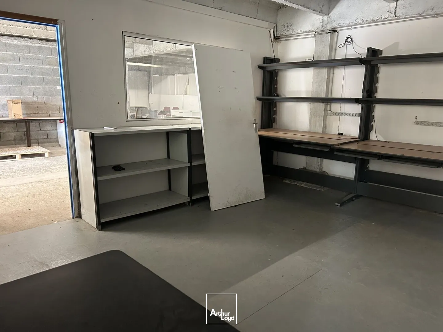 A Vertou, location d'un entrepôt d'environ 1374 m2.