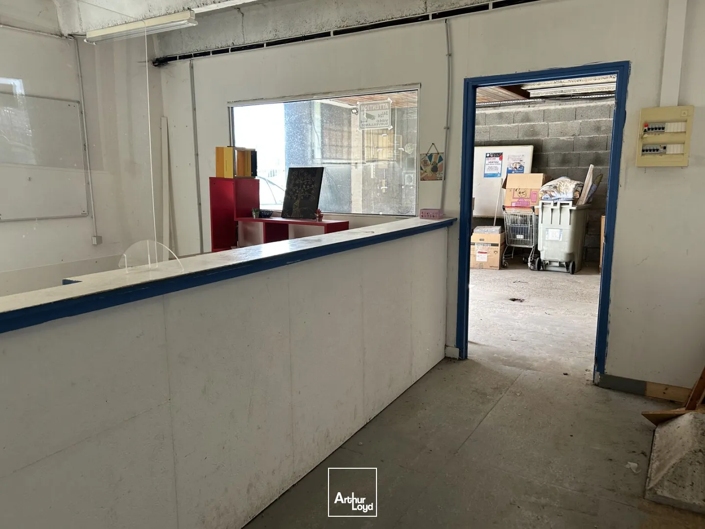 A Vertou, location d'un entrepôt d'environ 1374 m2.