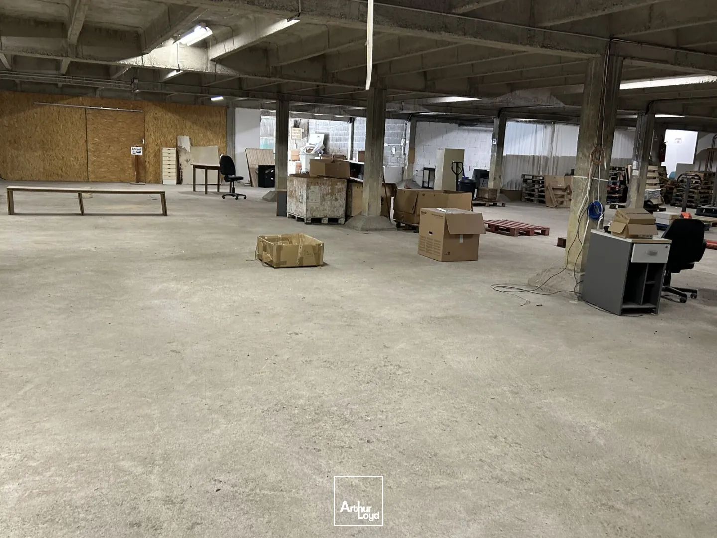 A Vertou, location d'un entrepôt d'environ 1374 m2.