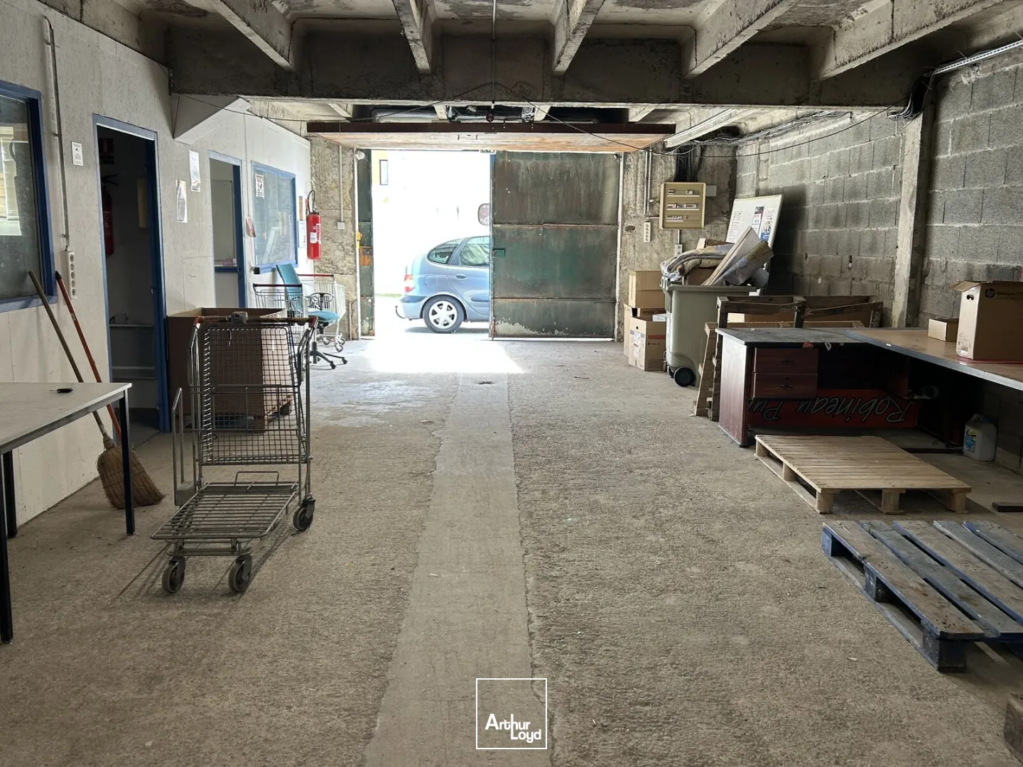 A Vertou, location d'un entrepôt d'environ 1374 m2.