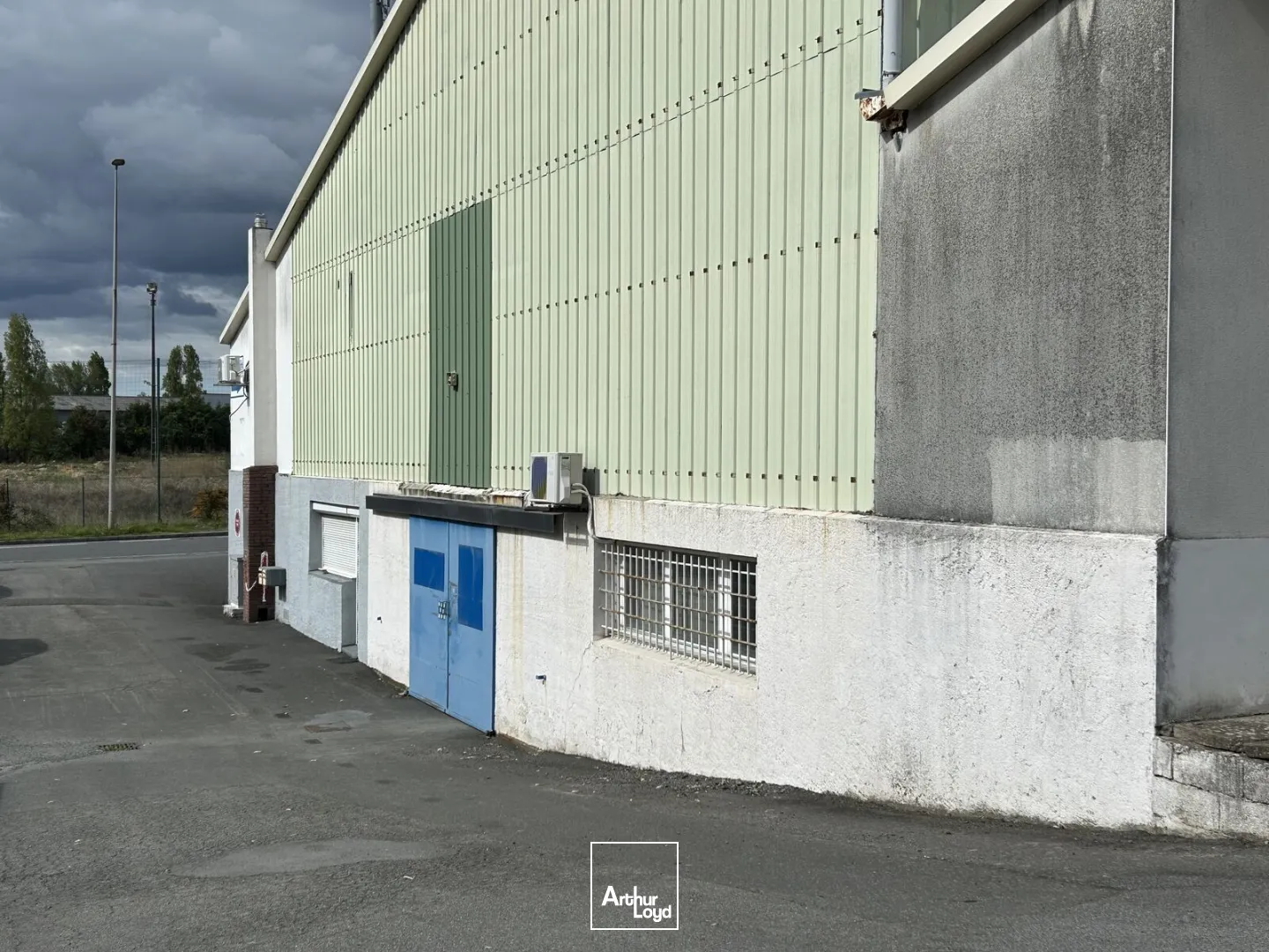 A Vertou, location d'un entrepôt d'environ 1374 m2.