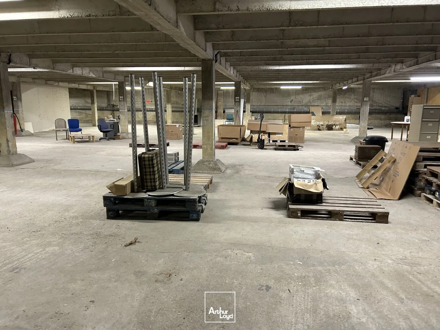 A Vertou, location d'un entrepôt d'environ 1374 m2.