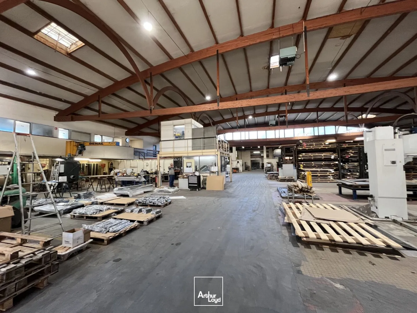 A VENDRE - ENTREPOT 4090 M2 - MONTATAIRE