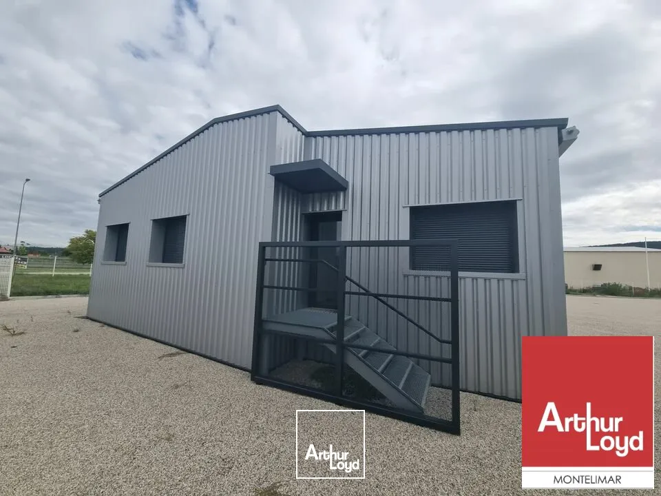 A VENDRE - SAINT PAUL TROIS CHÂTEAUX - LOCAUX D'ACTIVITÉ D'ENVIRON 432 M2 ENTIÈREMENT RÉNOVÉ AVEC PARKING 