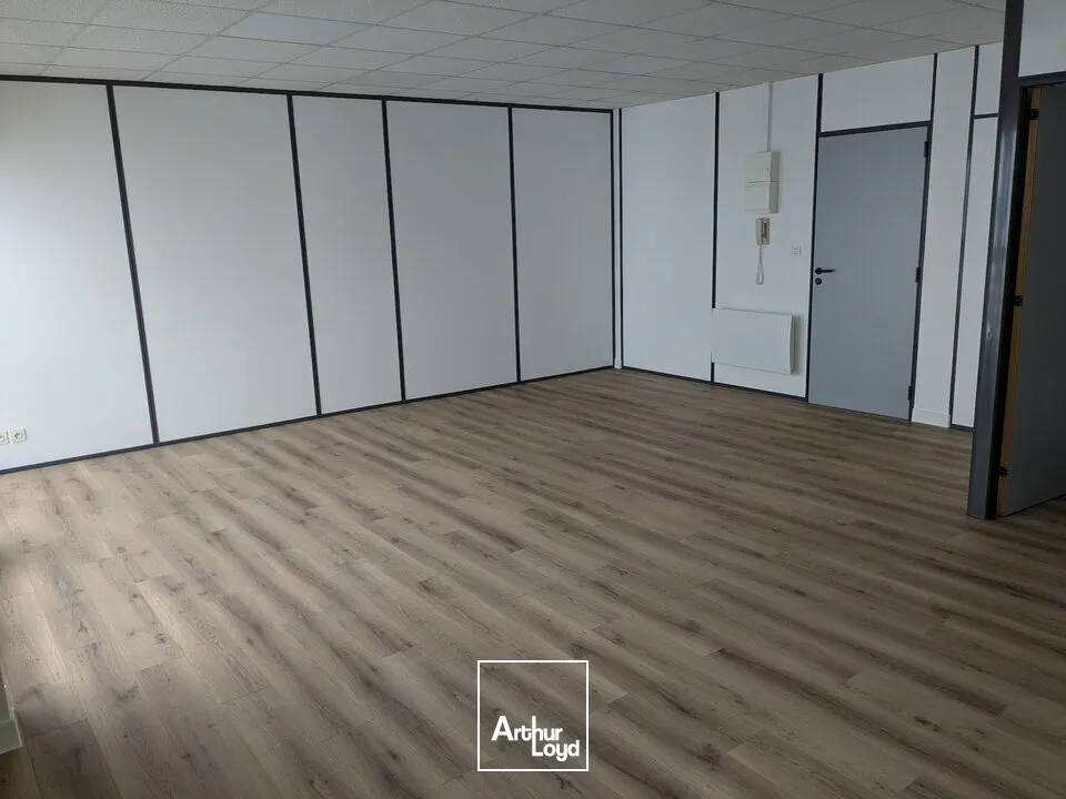 BUREAUX A LOUER - SURFACES DE 18 À 200M2 - TECHNOPOLE DU FUTUROSCOPE - ACCESSIBILITÉ RD910 ET A10 AISÉE
