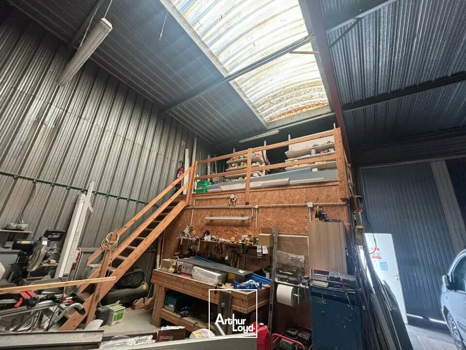 À louer  Local d'activité 190 m² avec bureau et mezzanine 