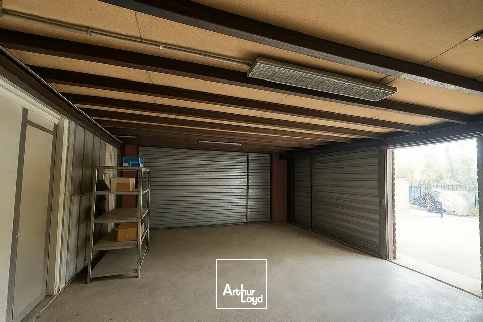 À LOUER  Local d'activité de 290 m² avec surface extérieure  Proximité immédiate de la D948