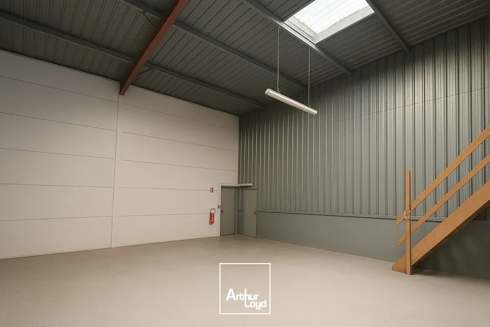 À LOUER  Local d'activité de 290 m² avec surface extérieure  Proximité immédiate de la D948