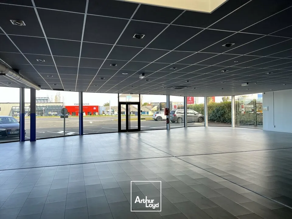 CHAMBRAY-LES-TOURS LA VRILLONNERIE LOCAL COMMERCIAL A LOUER 1000 M² - AV. DU GRAND SUD