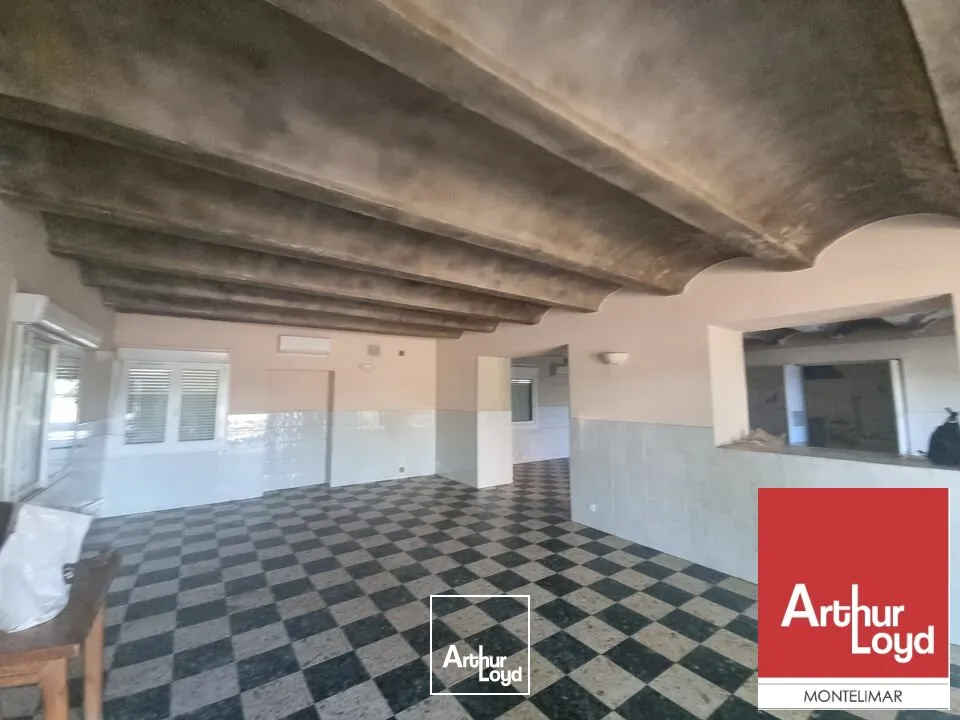 PIERRELATTE - SUR AXE PASSANT - A LOUER LOCAUX COMMERCIAUX D'ENVIRON 199 M2 DIVISIBLE AVEC GRAND PARKING