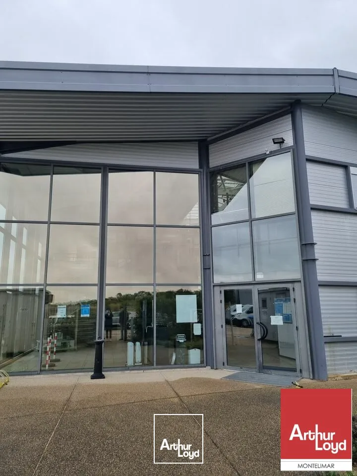 SAINT-PAUL-TROIS-CHÂTEAUX - A VENDRE BÂTIMENT INDÉPENDANT DE BUREAUX SUR DEUX NIVEAUX AVEC ATELIER