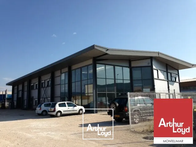 SAINT-PAUL-TROIS-CHÂTEAUX - A VENDRE BÂTIMENT INDÉPENDANT DE BUREAUX SUR DEUX NIVEAUX AVEC ATELIER