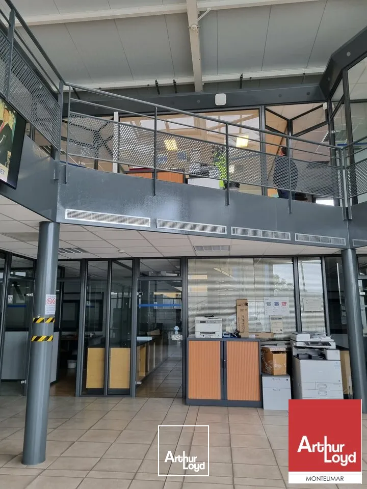 SAINT-PAUL-TROIS-CHÂTEAUX - A VENDRE BÂTIMENT INDÉPENDANT DE BUREAUX SUR DEUX NIVEAUX AVEC ATELIER