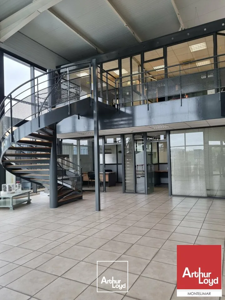 SAINT-PAUL-TROIS-CHÂTEAUX - A VENDRE BÂTIMENT INDÉPENDANT DE BUREAUX SUR DEUX NIVEAUX AVEC ATELIER