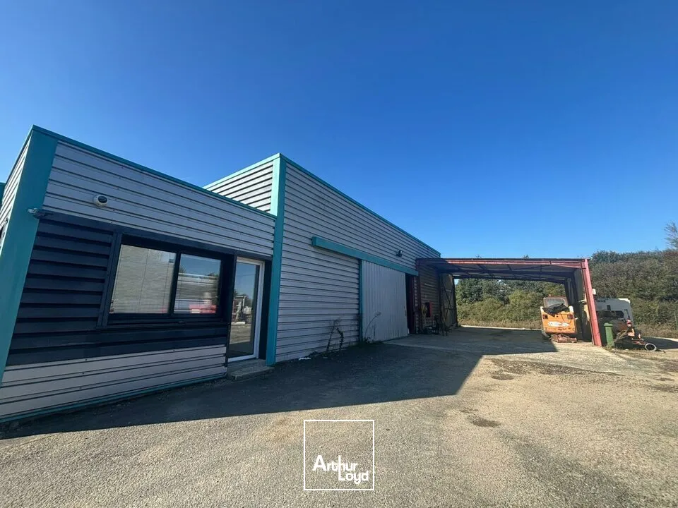 À LOUER  Local d'activité avec grand terrain  Au bord de la 2x2 voies - Axe Nantes / La Roche-sur-Yon