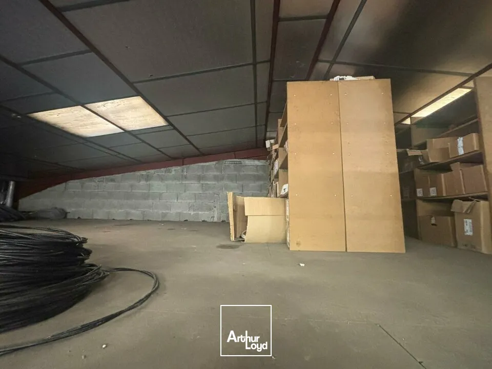 À LOUER  Local d'activité avec grand terrain  Au bord de la 2x2 voies - Axe Nantes / La Roche-sur-Yon