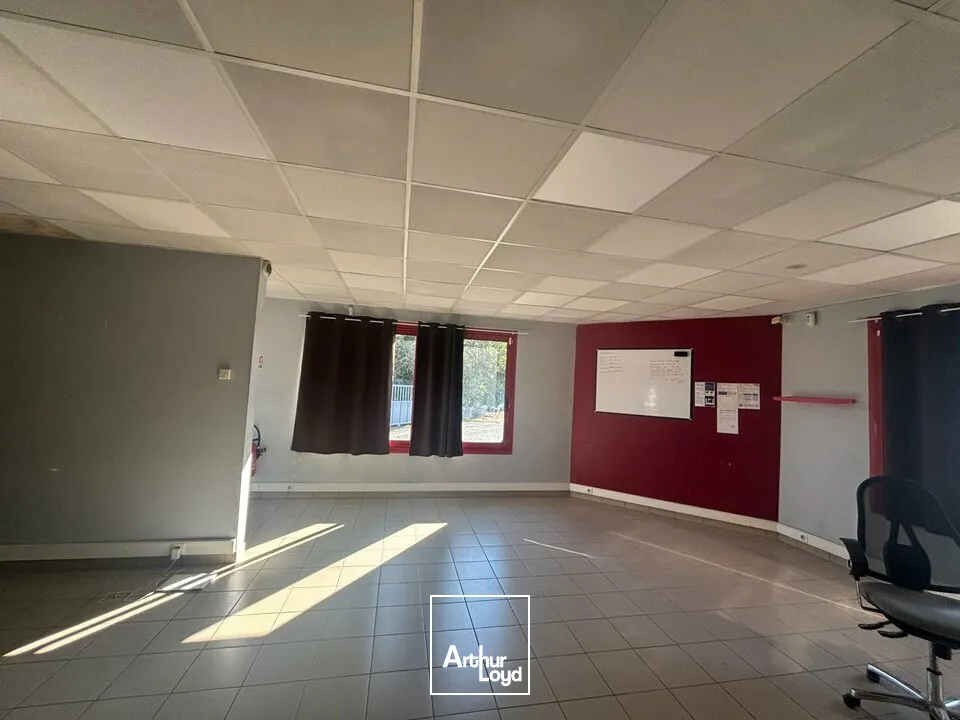 À LOUER  Local d'activité avec grand terrain  Au bord de la 2x2 voies - Axe Nantes / La Roche-sur-Yon