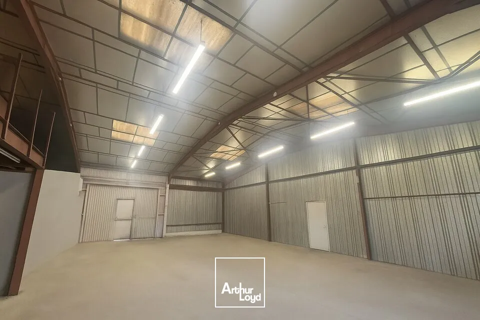 À LOUER  Local d'activité avec grand terrain  Au bord de la 2x2 voies - Axe Nantes / La Roche-sur-Yon