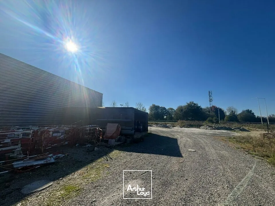 À LOUER  Local d'activité avec grand terrain  Au bord de la 2x2 voies - Axe Nantes / La Roche-sur-Yon