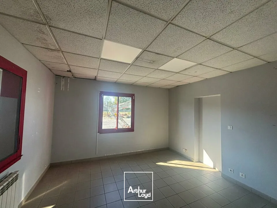 À LOUER  Local d'activité avec grand terrain  Au bord de la 2x2 voies - Axe Nantes / La Roche-sur-Yon