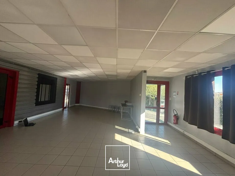 À LOUER  Local d'activité avec grand terrain  Au bord de la 2x2 voies - Axe Nantes / La Roche-sur-Yon