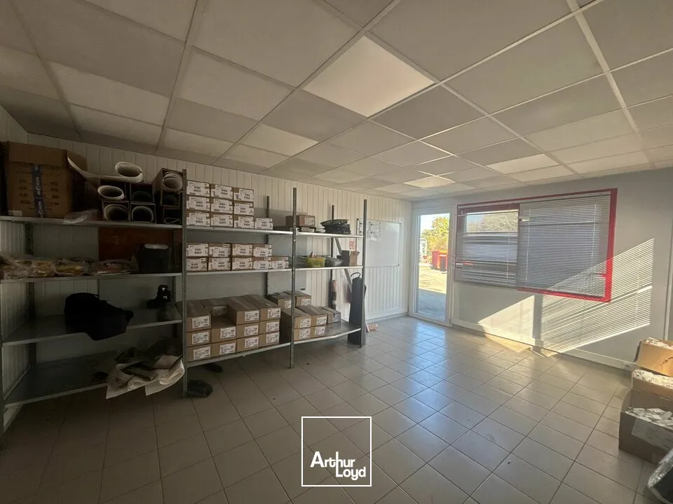 À LOUER  Local d'activité avec grand terrain  Au bord de la 2x2 voies - Axe Nantes / La Roche-sur-Yon