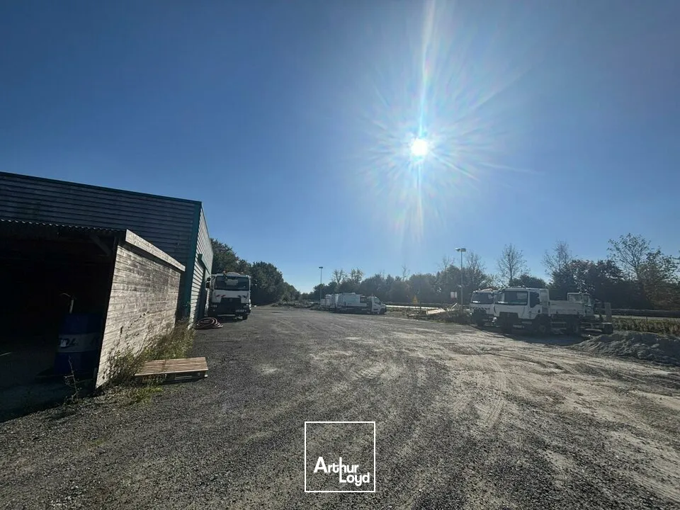 À LOUER  Local d'activité avec grand terrain  Au bord de la 2x2 voies - Axe Nantes / La Roche-sur-Yon