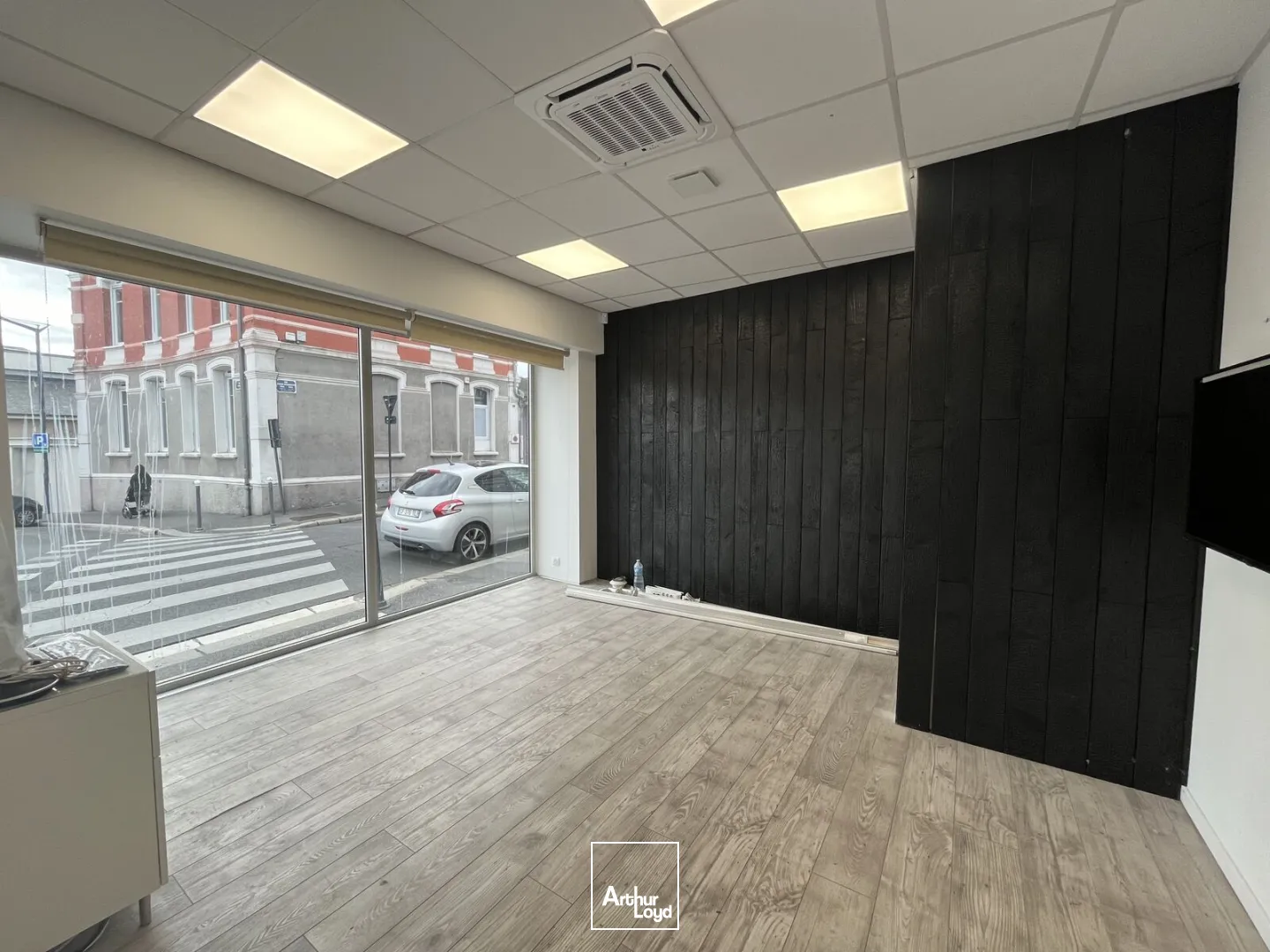 LOCAL COMMERCIAL A LOUER - 128 M2 - SAINT-QUENTIN