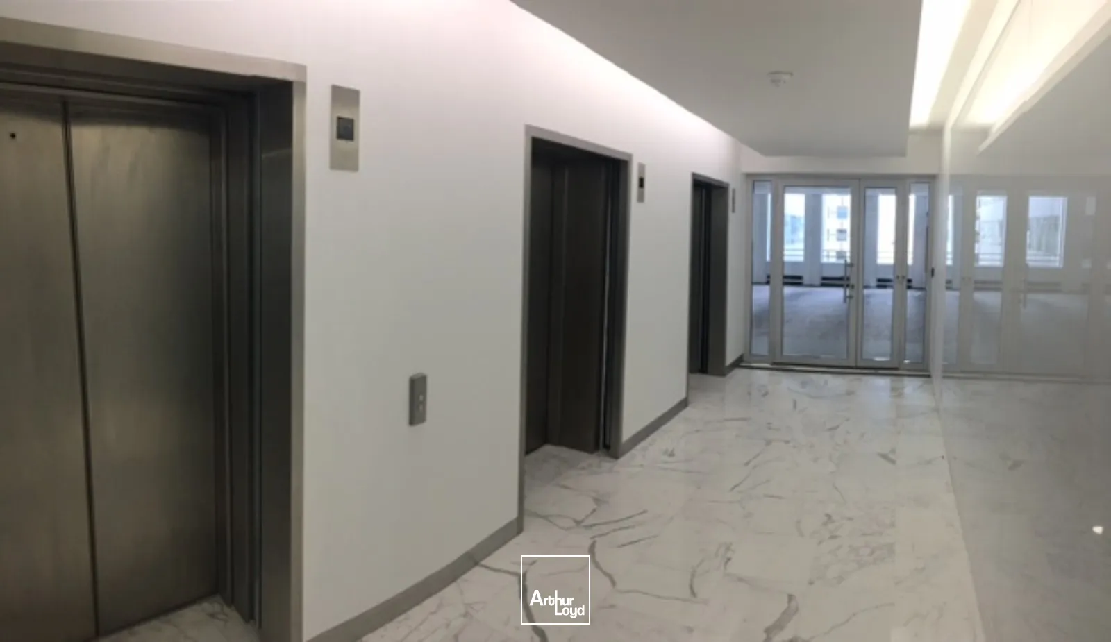 Opportunité d'acquisition de bureaux à la Défense, transports immédiat et localisation Prime.