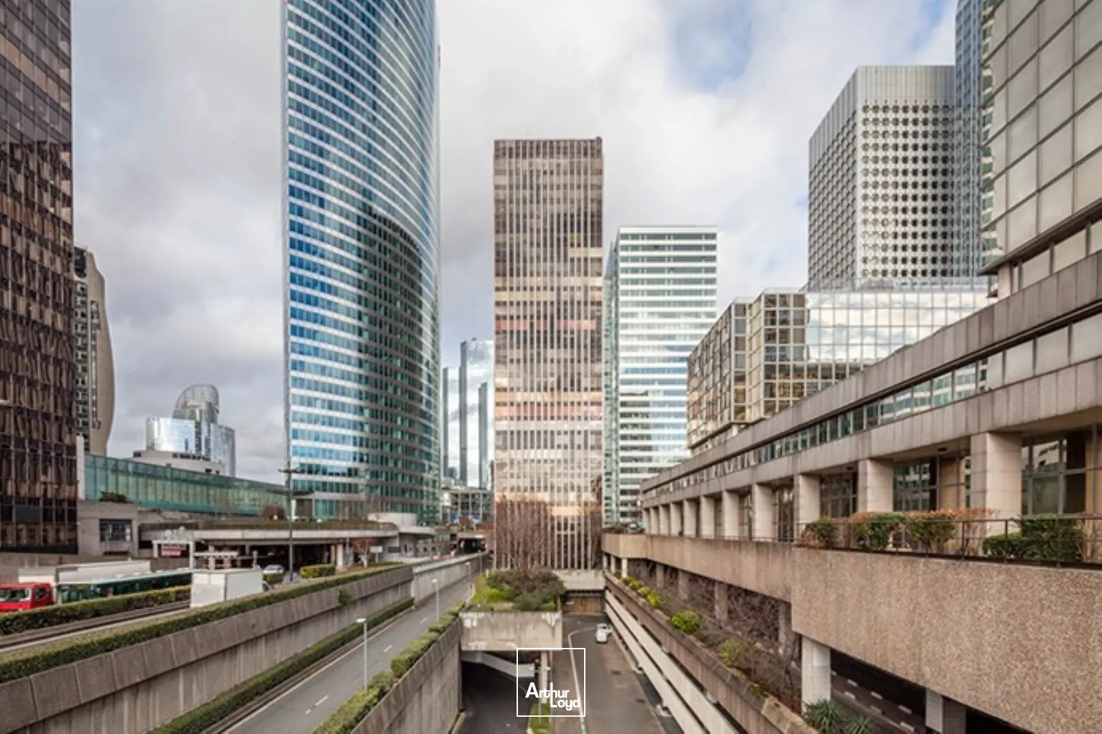 Opportunité d'acquisition de bureaux à la Défense, transports immédiat et localisation Prime.