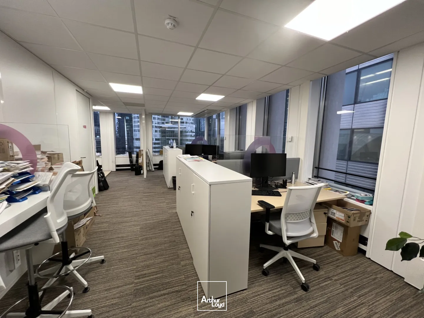 Opportunité d'acquisition de bureaux à la Défense, transports immédiat et localisation Prime.