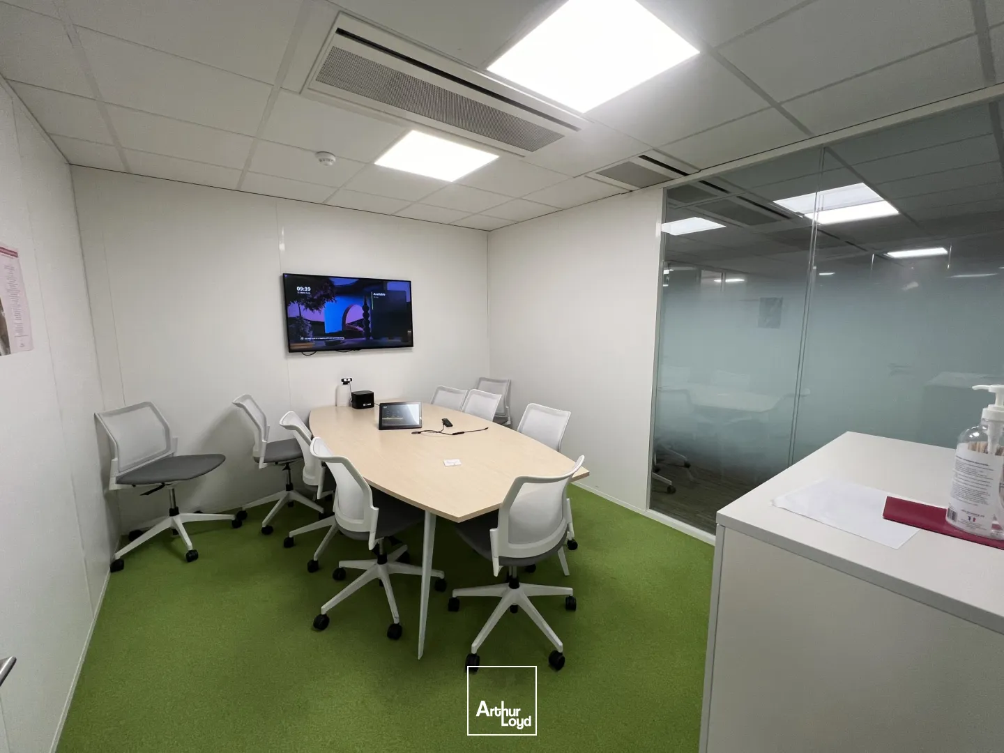 Opportunité d'acquisition de bureaux à la Défense, transports immédiat et localisation Prime.