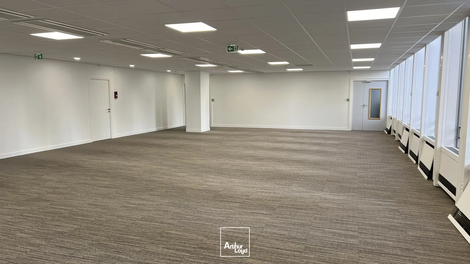 Opportunité d'acquisition de bureaux à la Défense, transports immédiat et localisation Prime.