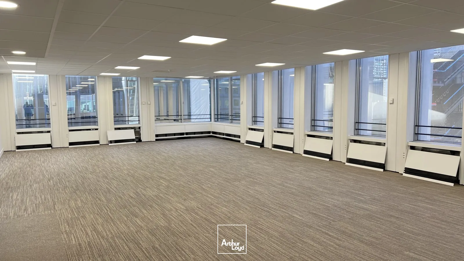 Opportunité d'acquisition de bureaux à la Défense, transports immédiat et localisation Prime.