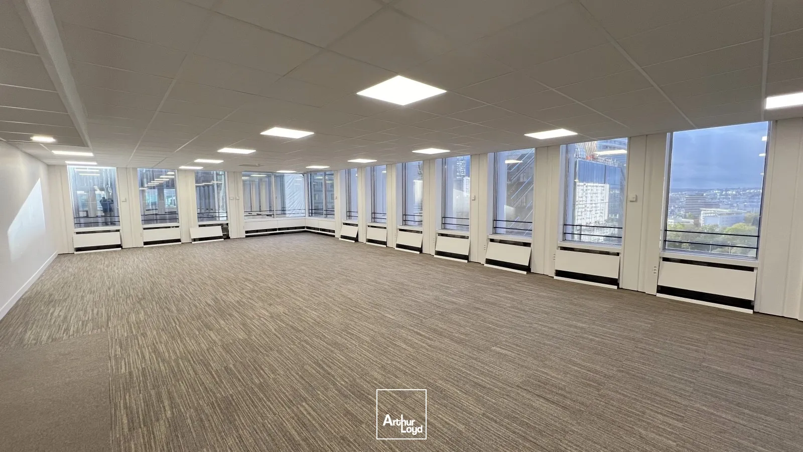 Opportunité d'acquisition de bureaux à la Défense, transports immédiat et localisation Prime.