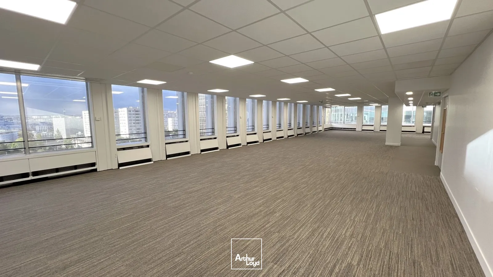 Opportunité d'acquisition de bureaux à la Défense, transports immédiat et localisation Prime.