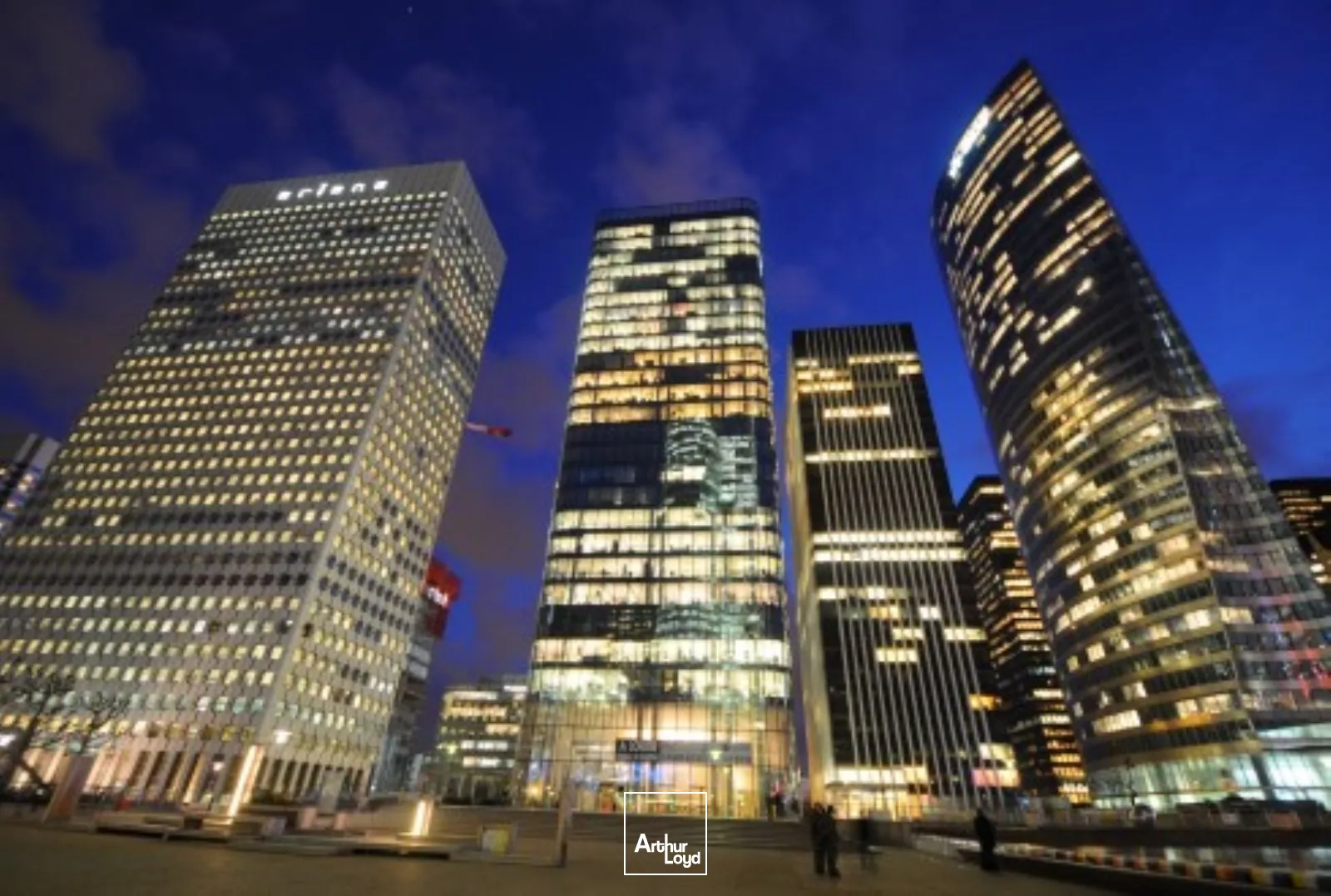 Opportunité d'acquisition de bureaux à la Défense, transports immédiat et localisation Prime.