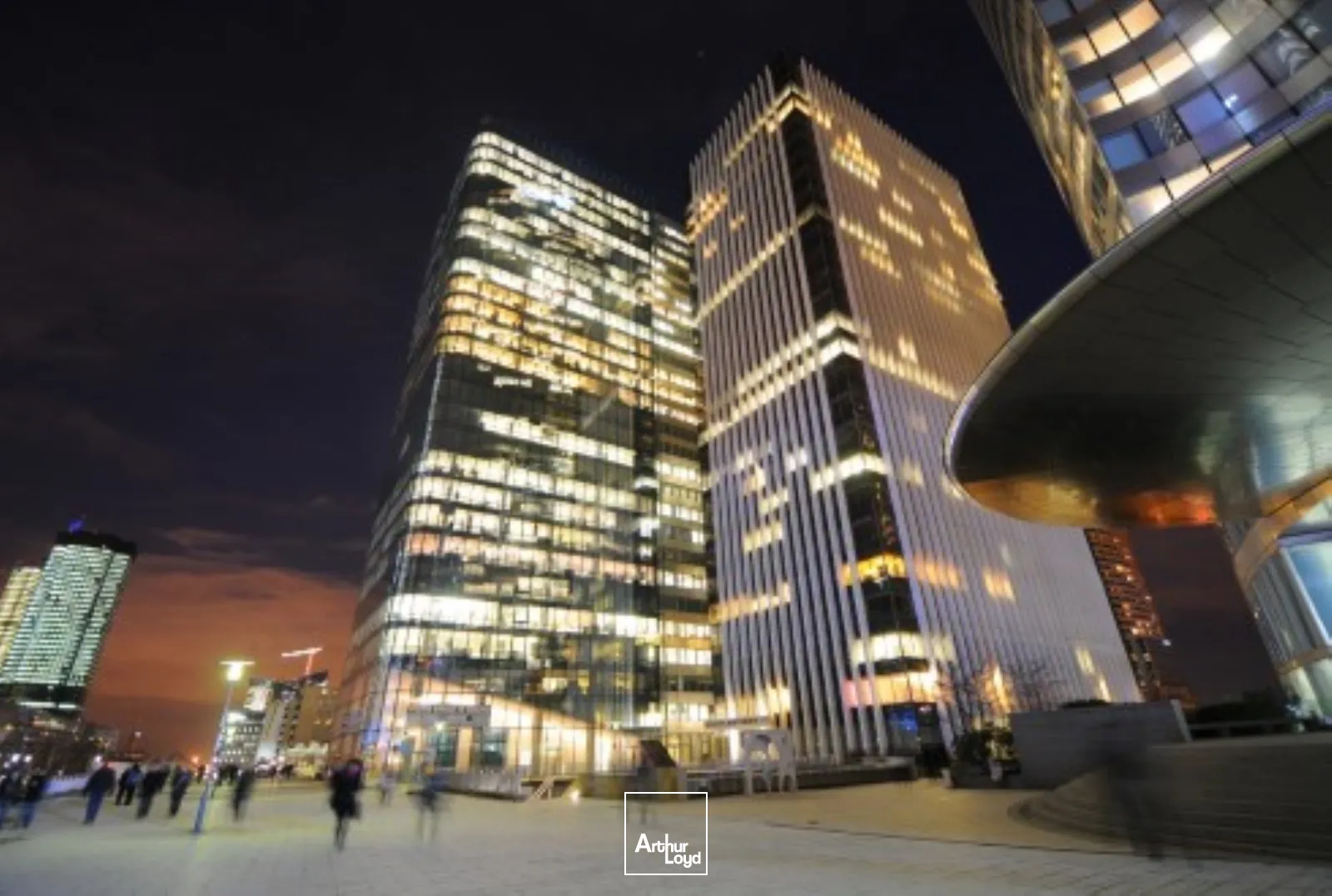 Opportunité d'acquisition de bureaux à la Défense, transports immédiat et localisation Prime.