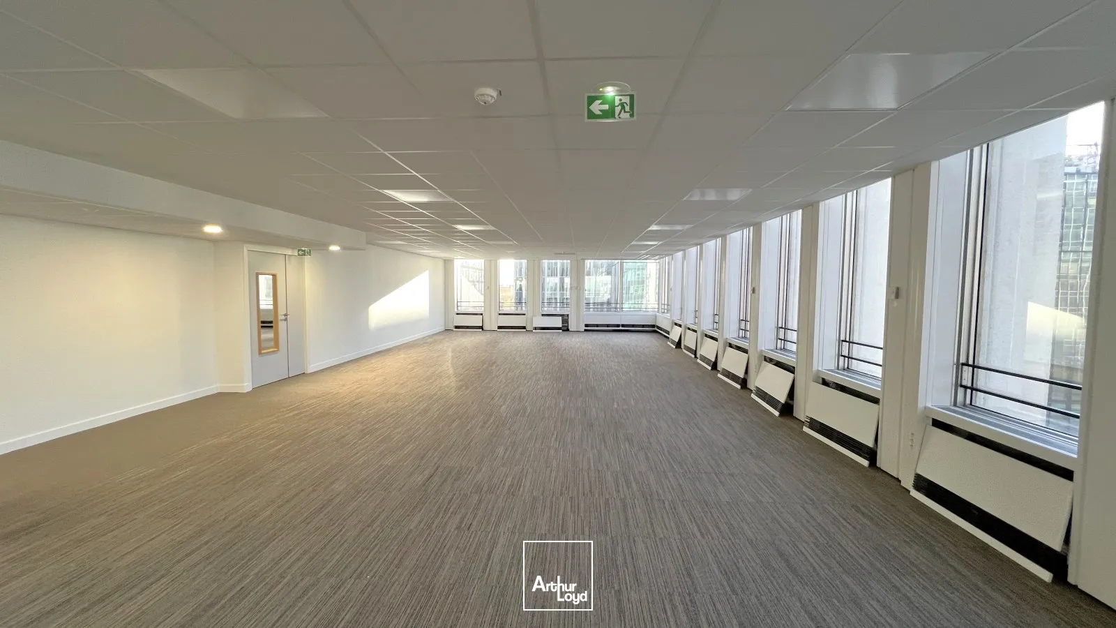 Opportunité d'acquisition de bureaux à la Défense, transports immédiat et localisation Prime.