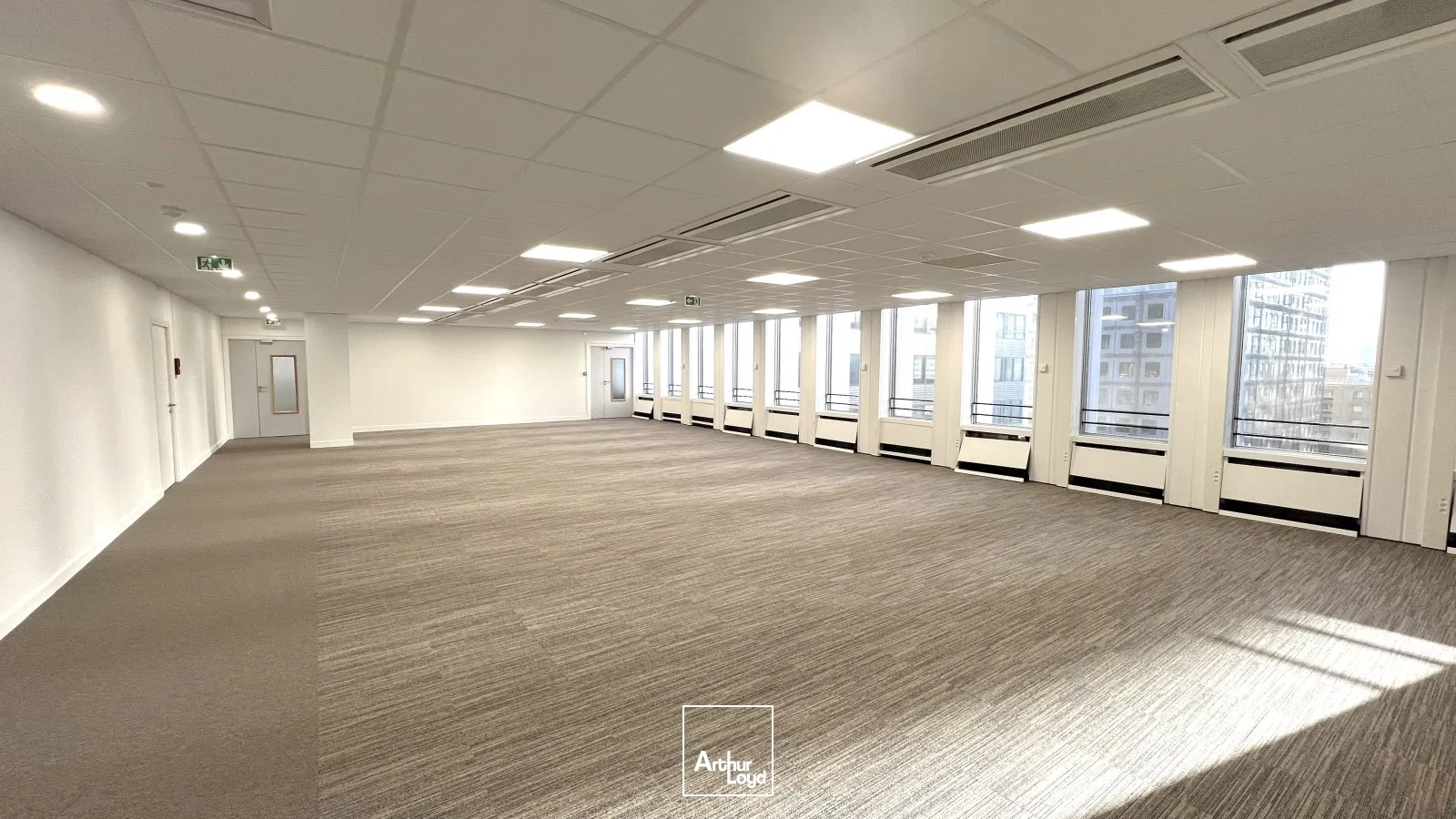 Opportunité d'acquisition de bureaux à la Défense, transports immédiat et localisation Prime.