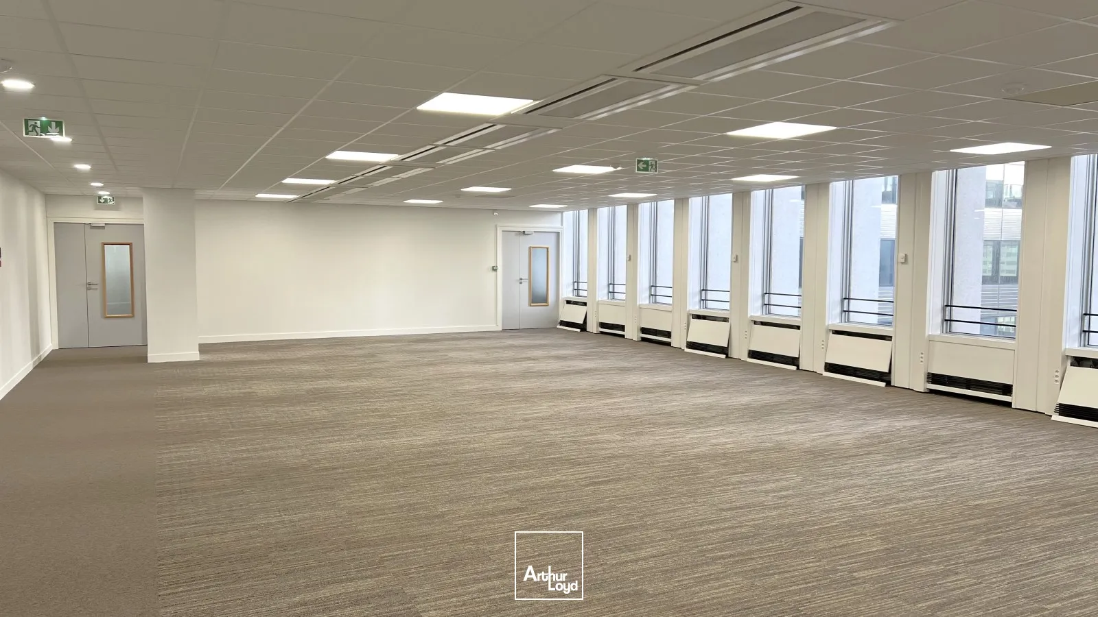 Opportunité d'acquisition de bureaux à la Défense, transports immédiat et localisation Prime.