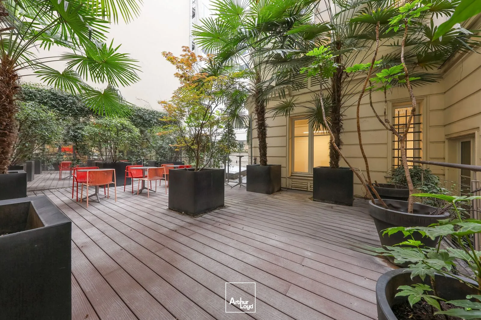 Immeuble indépendant rénové à louer - Rue La Boétie Paris 8 - Coeur QCA