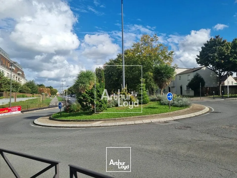 Cellules commerciales / Bureaux proche RER A LOGNES !