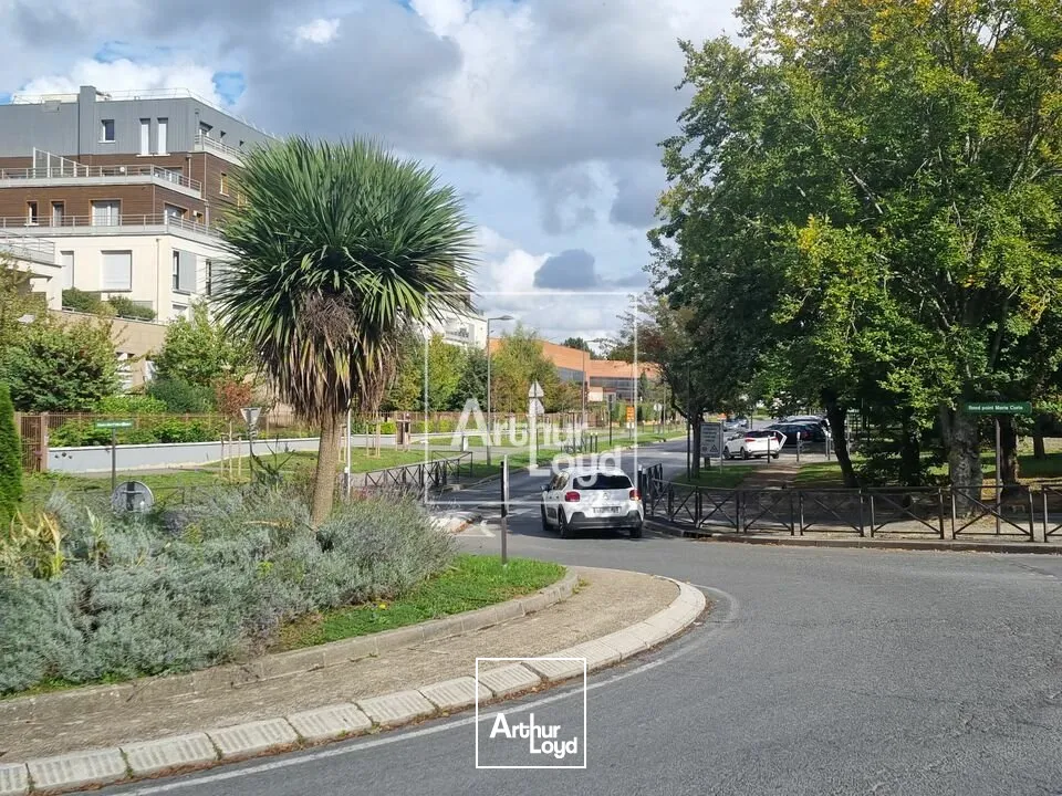 Cellules commerciales / Bureaux proche RER A LOGNES !