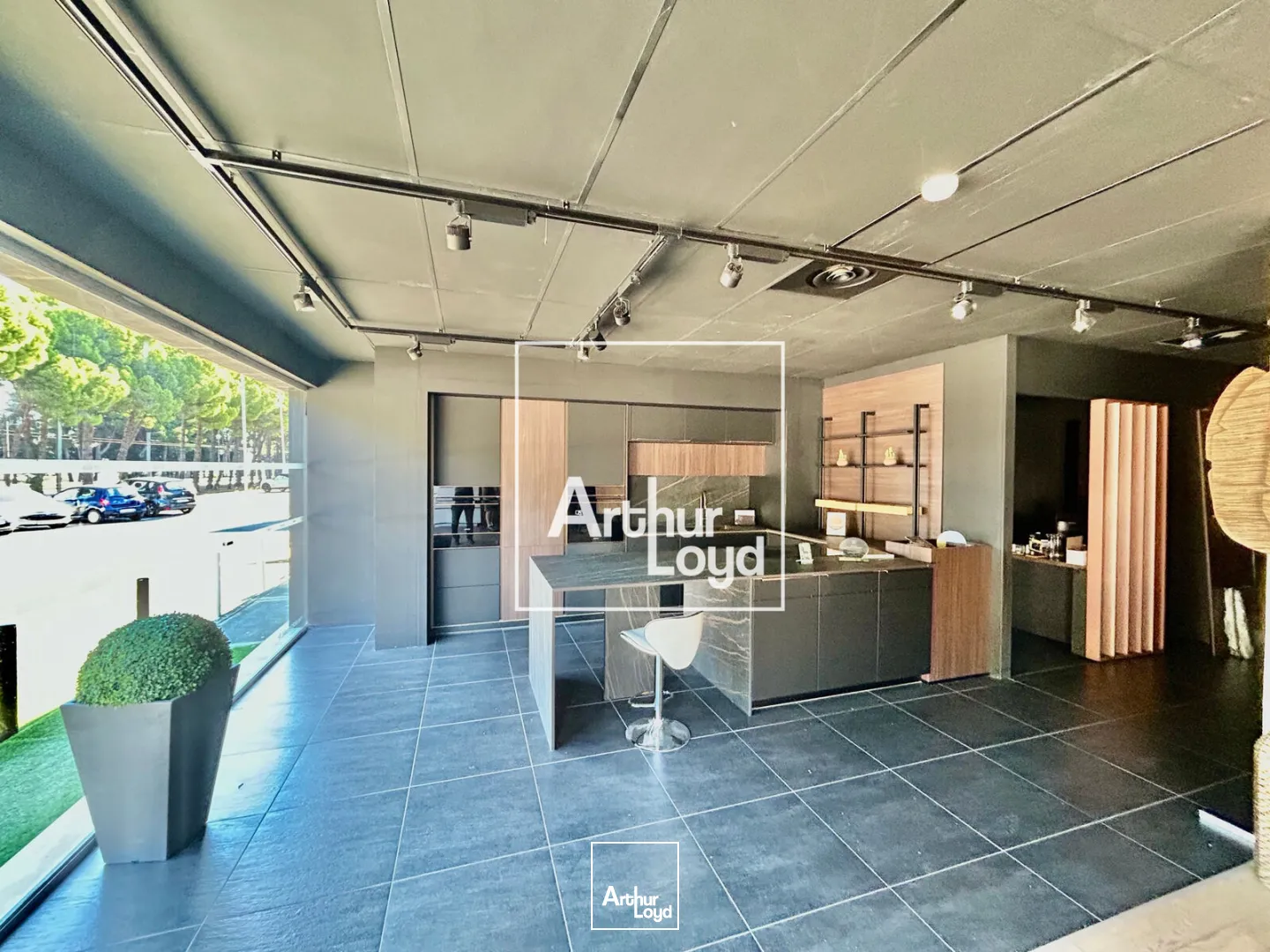 Local commercial 240 m² à louer à Lattes - Visibilité optimale et emplacement stratégique