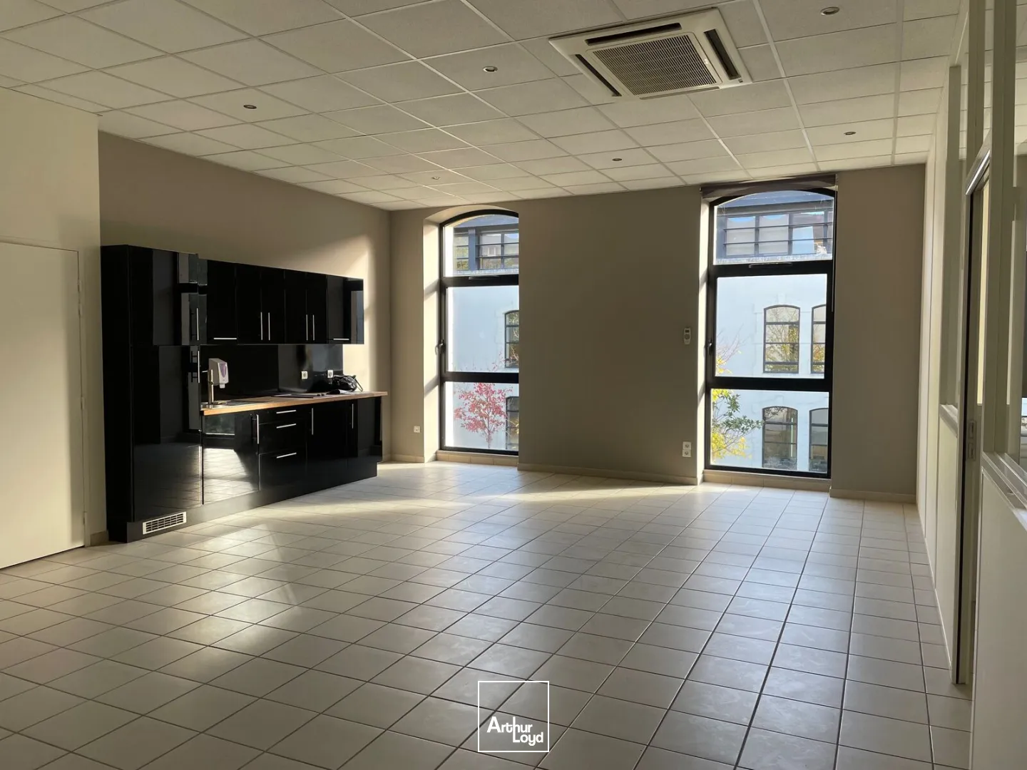 BUREAUX accès PMR - 102 m2 - A LOUER - PARC Gouraud de Soissons