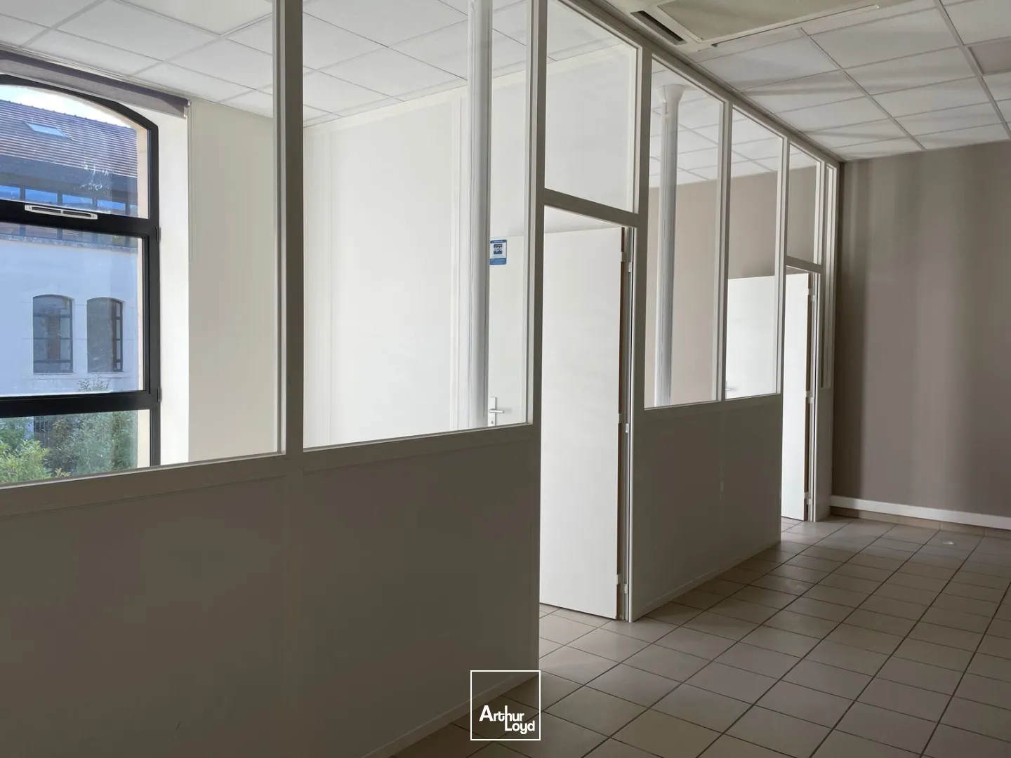 BUREAUX accès PMR - 102 m2 - A LOUER - PARC Gouraud de Soissons