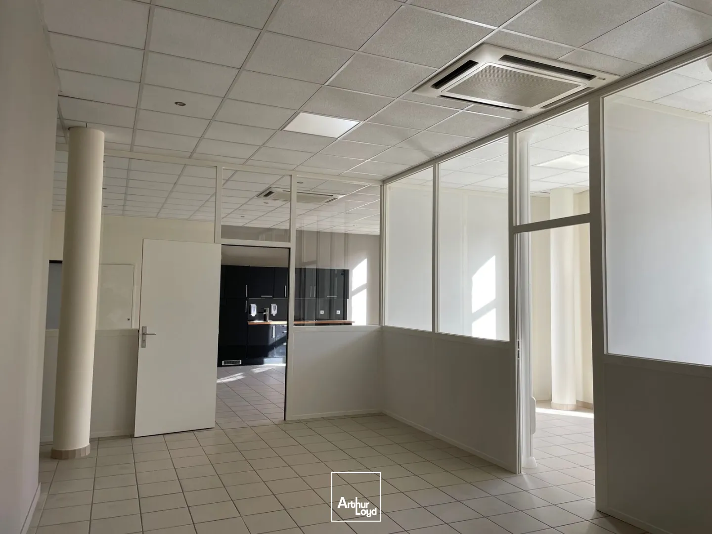 BUREAUX accès PMR - 102 m2 - A LOUER - PARC Gouraud de Soissons