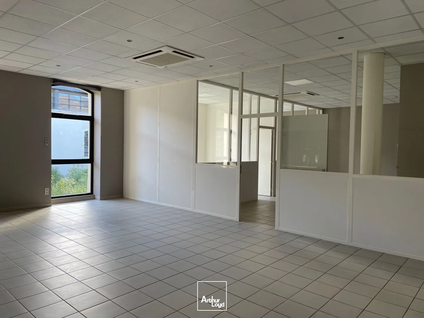 BUREAUX accès PMR - 102 m2 - A LOUER - PARC Gouraud de Soissons