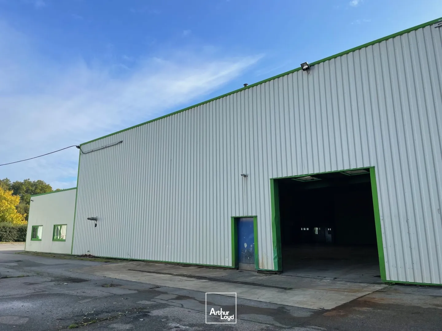 Locaux d'activité avec quai d'une surface totale de 3577 m2 disponible immédiatement à la vente, situés sur la Nationale 2 entre Laon et Soissons, à 120 km de Paris.